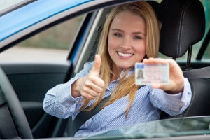 Kann man den Führerschein erhalten, ohne die Fahrschule absolviert zu haben?