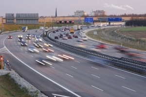 Geblitzt in der Schweiz: Fahren Sie auf der Autobahn schneller als 120 km/h, droht ein Bußgeld.