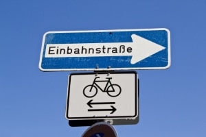 Wenn Radfahrer bei diesem Zusatzschild gegen die Einbahnstraße fahren, fällt kein Bußgeld an.