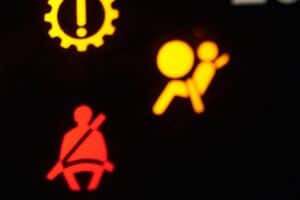 Die gelbe Airbag-Leuchte zeigt Probleme im SRS an.,