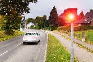 Geschlossene Ortschaft: 16 km/h zu schnell stellen ein hohes Unfallrisiko dar.