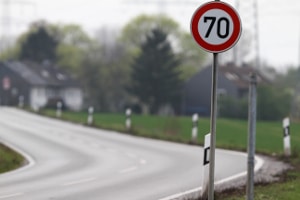 Verkehrszeichen für Geschwindigkeitsbegrenzung: Ein Schild zeigt Fahrzeugführern an, wie schnell sie fahren dürfen.