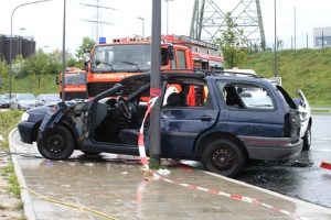 Wenn Sie bei Gewitter autofahren, sind vor allem Windböen gefährlich. Sie können Sie von der Straße drängen.