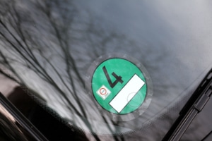 Grüne Plakette: Wo am Auto ist diese anzubringen und wie lange ist sie gültig?