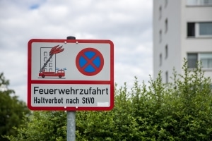 In einer Halteverbotszone sind das Parken und mitunter auch das Halten gänzlich verboten.