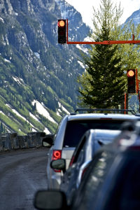 Unter bestimmten Voraussetzungen darf der Fahrer das Handy an einer Ampel benutzen.