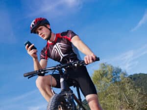 Handy auf dem Fahrrad? Stehenbleiben ist sicherer!