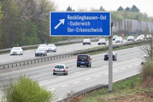 Die Höchstgeschwindigkeit auf Autobahnen gilt für Lkw und Pkw mit Anhänger.