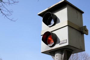 Werden Sie beim Übertreten der Höchstgeschwindigkeit auf der Landstraße in der Probezeit erwischt, kann dies schwerwiegende Konsequenzen haben.