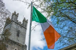 Worauf sollten Urlauber achten, wenn sie in Irland am Verkehr teilnehmen wollen?