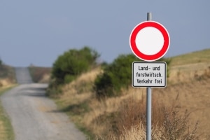 Keine Durchfahrt? Das Schild 250 kommt oft mit Zusatzzeichen daher, die Ausnahmen kennzeichnen.