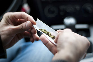 THC im Blut: Kiffen beim Autofahren kann den Führerschein kosten.