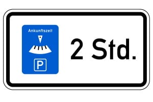 Kurzzeitparkplatz: Ein Schild zeigt die erlaubte Parkdauer an.