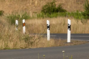 Teilweise sind Leitpfosten mit Reflektoren ausgestattet.