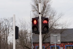 Eine Lichtzeichenanlage kann den Verkehr auch für Fahrradfahrer und Fußgänger regeln.