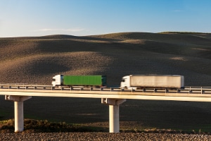 Hier begeht der hintere Lkw einen Abstandsverstoß.