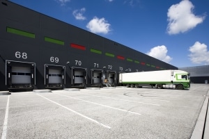 Die für Lkw-Fahrer geltende Arbeitszeit beinhaltet die Lenkzeit, aber auch das Entladen.