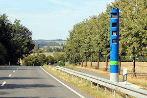 Wozu werden Lkw-Blitzer eingesetzt, die blau sind?