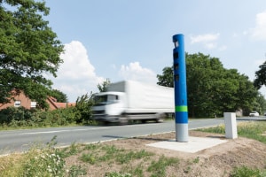 Die Lkw-Höchstgeschwindigkeit auf der Landstraße soll das Unfallrisiko verringern.