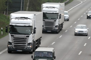 Auch Lkw müssen einen Mindestabstand auf der Autobahn einhalten, um Bußgeld und Punkte zu vermeiden.