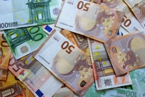 Bei einer LWS-Prellung können Sie Schmerzensgeld ggf. von der gegnerischen Versicherung erhalten.