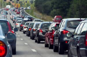 Zu einer Massenkarambolage auf einer Autobahn kann es kommen, wenn das Stauende übersehen wird.