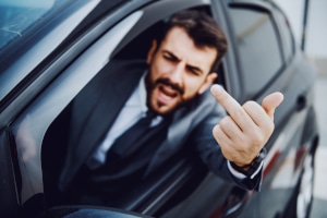 Für einen Mittelfinger im Straßenverkehr droht eine Freiheits- oder Geldstrafe.