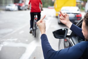 Wer einen Mittelfinger im Verkehr zeigt, begeht eine Straftat.