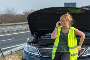 Sie sollten ggf. einen Pannendienst rufen, wenn die Motorkontrollleuchte blinkt.