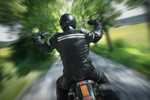 Die für das Motorrad erlaubte maximale Geschwindigkeit variiert inner- und außerhalb geschlossener Ortschaften.