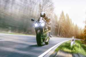 Begehen Sie mit dem Motorrad eine Geschwindigkeitsüberschreitung, wird diese inner- und außerorts anders geahndet.