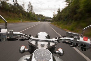 Sind Sie mit dem Motorrad im Regen unterwegs, achten Sie auf rutschige Stellen.