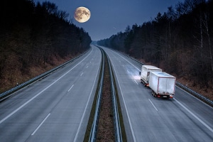 Gibt es für Lkw-Fahrer ein Nachtfahrverbot in Deutschland und auf welchen Straßen gilt es?