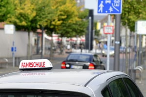 Die Notbremsung mit dem Auto wird in der Fahrschule geübt.