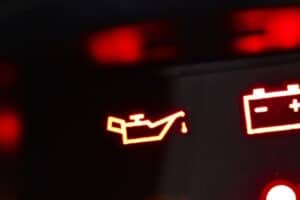 Leuchte die Öldruckanzeige am Motorrad oder Auto, sollten Sie zeitnah reagieren.