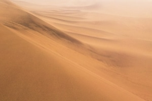 Offroad-Unfall: Rutscht der Sand unter dem Wagen weg, kann ein Überschlag drohen.