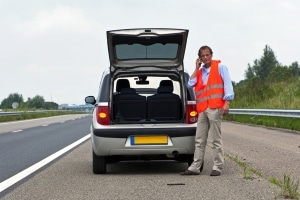 Rufen Sie die Pannenhilfe erst, wenn Sie Ihr liegengebliebenes Fahrzeug gesichert haben.