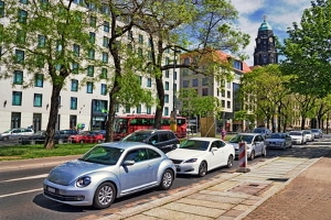 Parken auf Bordstein oder Gehweg; Ist das erlaubt? 