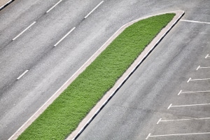 Das Parken auf einem Grünstreifen ist gemäß StVO verboten.