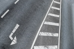 Das Parken auf einer Sperrfläche ist gemäß StVO verboten.