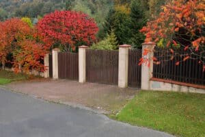 Welche Vorgaben gelten für das Parken gegenüber einer Grundstückseinfahrt?