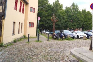 Laut StVO ist das Parken in scharfen Kurven grundsätzlich untersagt.