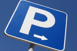 Parken Sie verbotswidrig auf dem Gehweg bzw. Bürgersteig, kann ein Bußgeld die Folge sein.