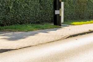 Auch ohne ein Parkverbotsschild dürfen Sie Ihr Fahrzeug nicht vor einem abgesenkten Bordstein abstellen.