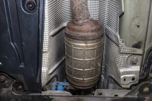 Ein Diesel-Partikelfilter funktioniert im Grunde wie ein Sieb: Rußpartikel werden aus den Abgasen gezogen.