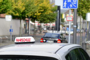 Die praktische Prüfung wird im Auto der Fahrschule absolviert.