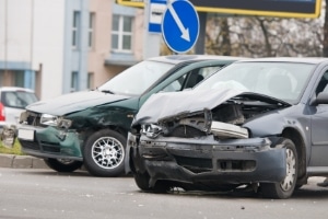 Bei leichter Fahrlässigkeit kommt der Händler meist für den Probefahrt-Unfall auf.