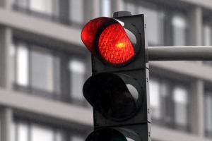 Fahren Sie bei Rot über die Ampel, kann dies ein qualifizierter Rotlichtverstoß sein.