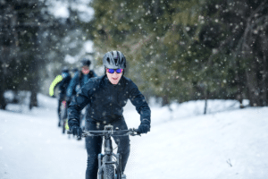 Beim Fahrrad fahren im Schnee kommt es auf Aufmerksamkeit und den nötigen Durchblick an.