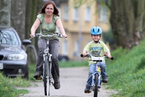 Für Kinder ist das Radfahren auf dem Gehweg erlaubt. Aber bis zu welchem Alter?